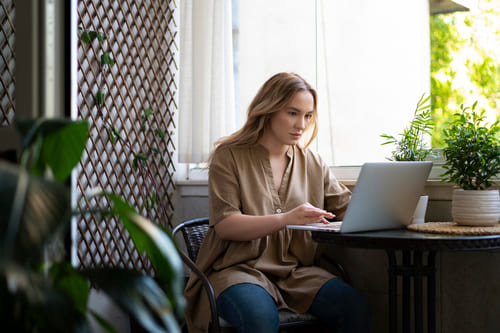 Une personne fait du télétravail